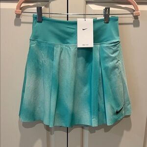 Nike Women's Aqua Skort leggings shorts underneath skirt. Pockets.
